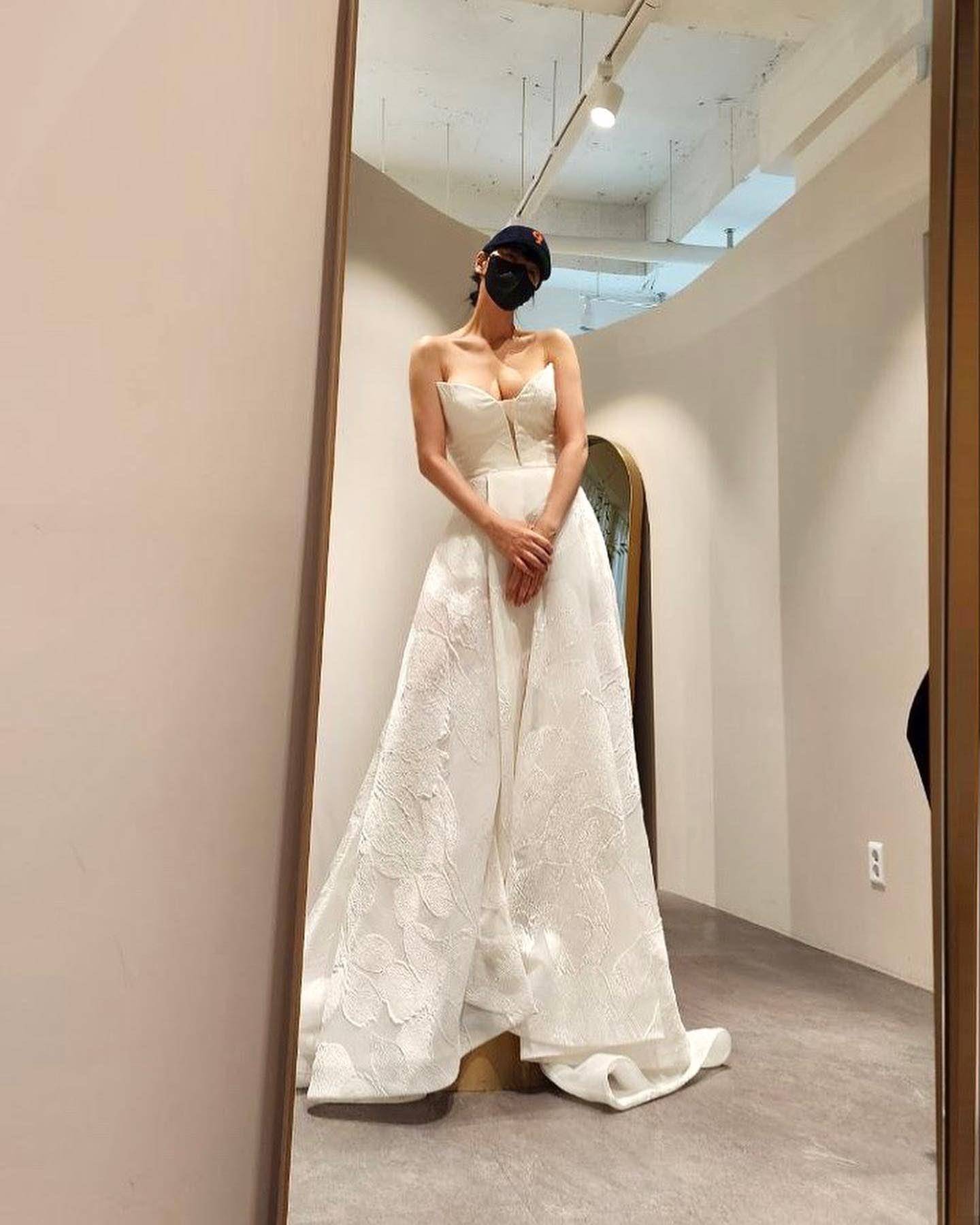 金惠秀礼服被嫌保守　霸气晒一套比一套还辣的试装照 时尚穿搭 图4张