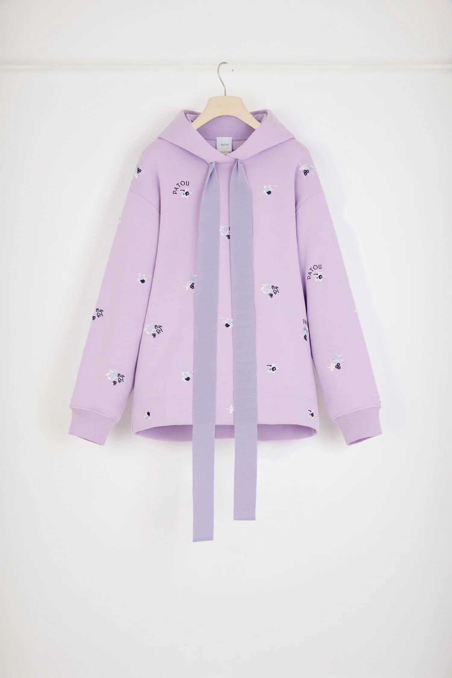 忽冷忽热一件帽T就能应付　小花刺绣、Balenciaga粉红马丁尼满足少女心 时尚穿搭 图3张