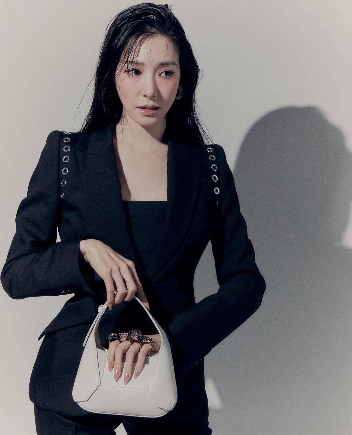 Tiffany、世一美林珍娜抢拎“戒指包”　Dara手拿同款泄女王霸气 时尚穿搭 图2张