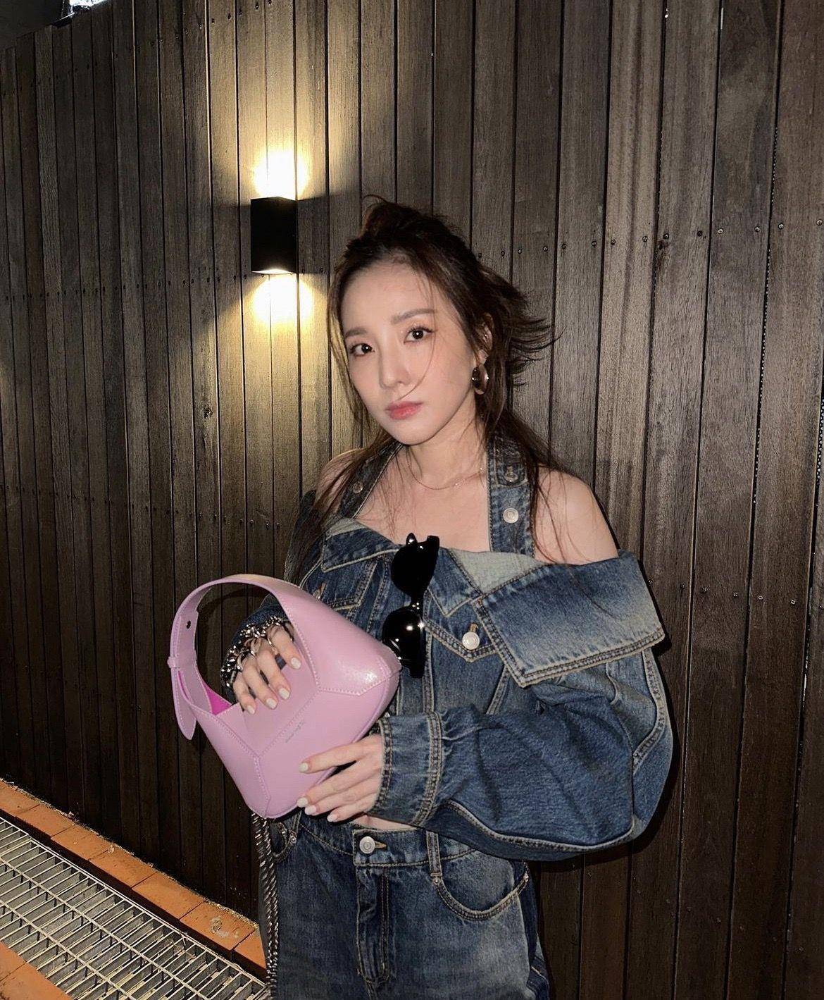 Tiffany、世一美林珍娜抢拎“戒指包”　Dara手拿同款泄女王霸气 时尚穿搭 图3张