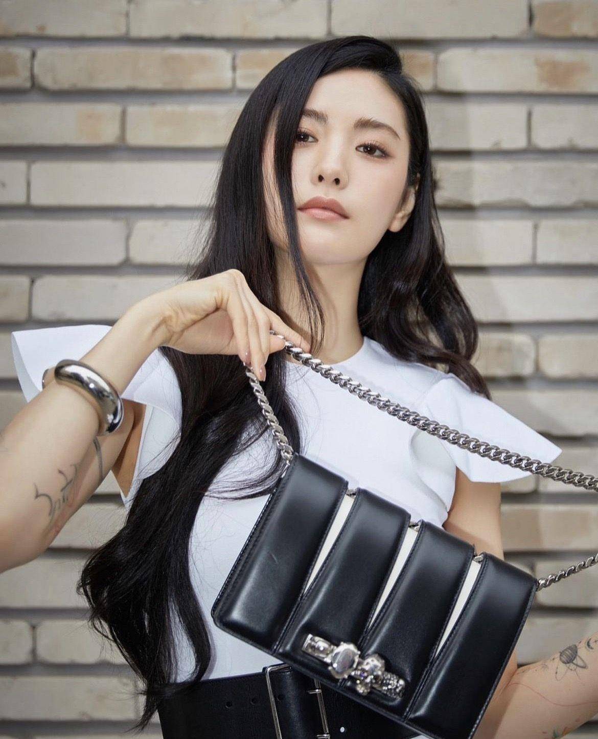 Tiffany、世一美林珍娜抢拎“戒指包”　Dara手拿同款泄女王霸气 时尚穿搭 图4张