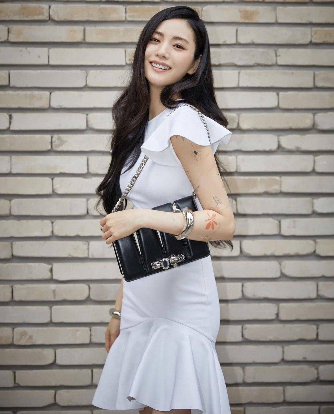 Tiffany、世一美林珍娜抢拎“戒指包”　Dara手拿同款泄女王霸气 时尚穿搭 图5张