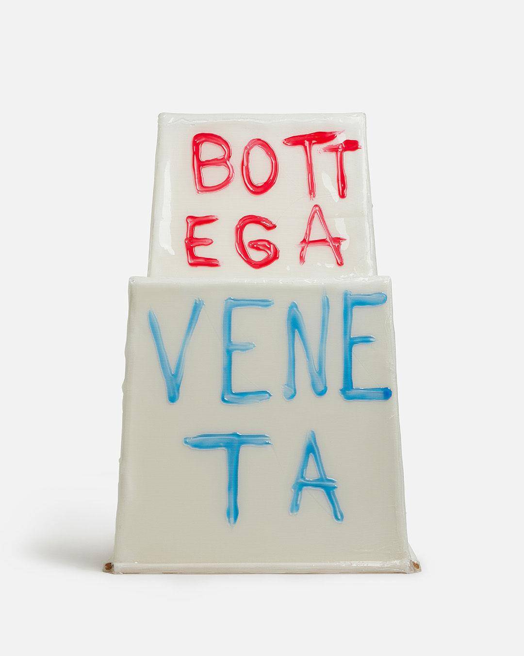 传奇超模凯特摩丝半裸出镜！BOTTEGA VENETA为何开始“卖椅子”？ 时尚穿搭 图2张