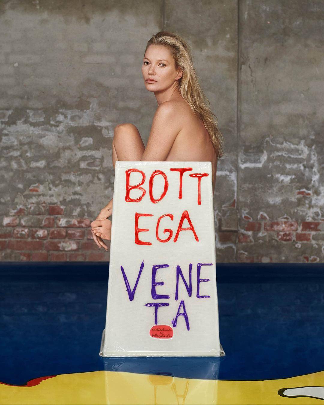 传奇超模凯特摩丝半裸出镜！BOTTEGA VENETA为何开始“卖椅子”？ 时尚穿搭 图4张
