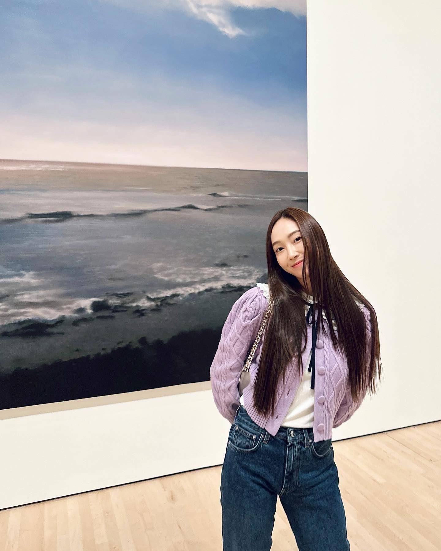 Jessica牛仔裤穿到底　靠十几万名牌外套转换知性、甜美风格 时尚穿搭 图2张