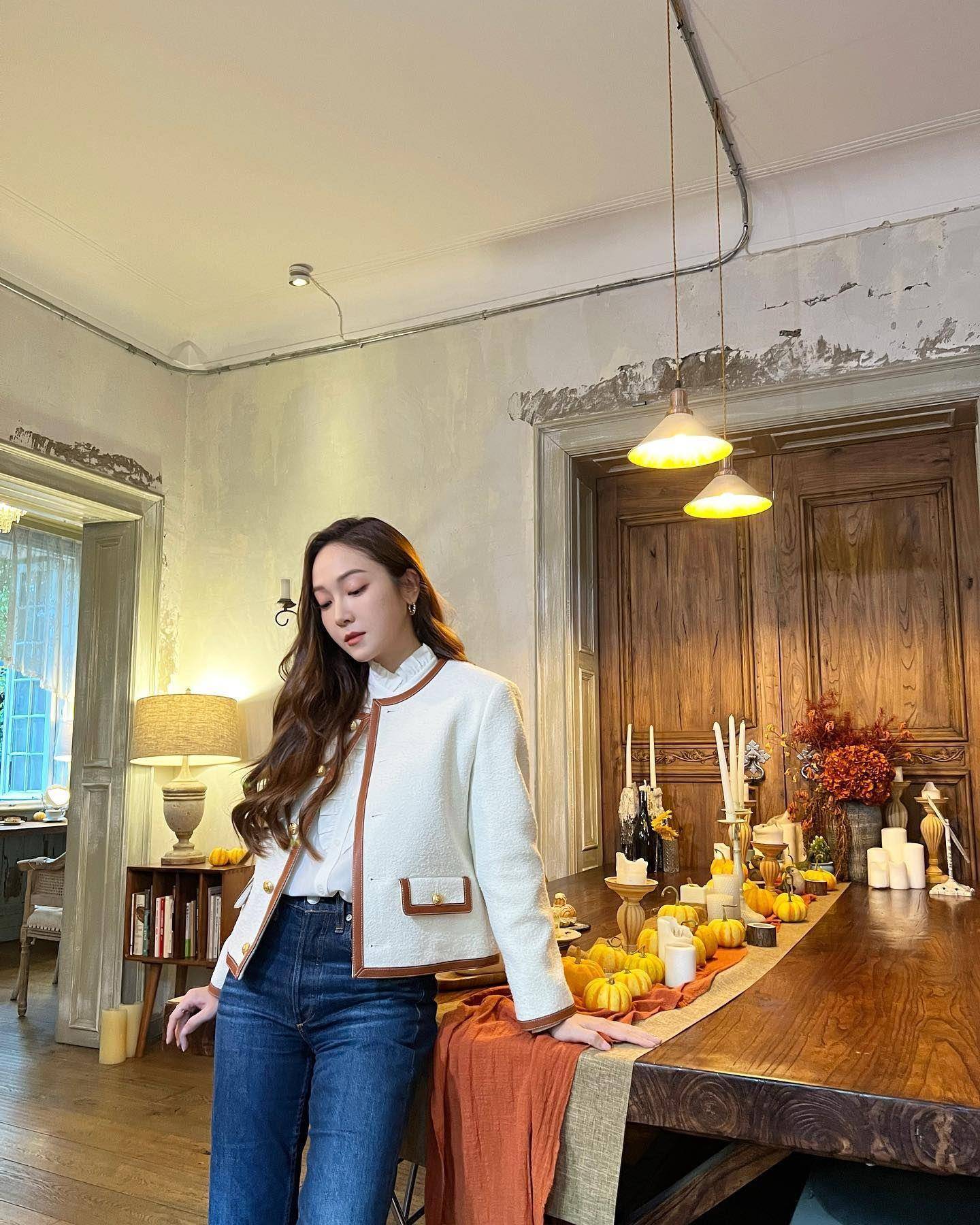 Jessica牛仔裤穿到底　靠十几万名牌外套转换知性、甜美风格 时尚穿搭 图3张