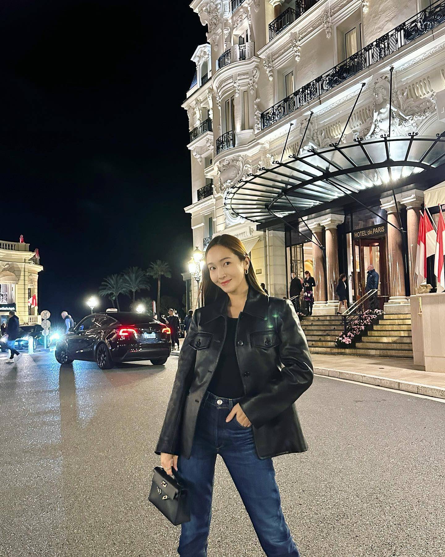 Jessica牛仔裤穿到底　靠十几万名牌外套转换知性、甜美风格 时尚穿搭 图4张