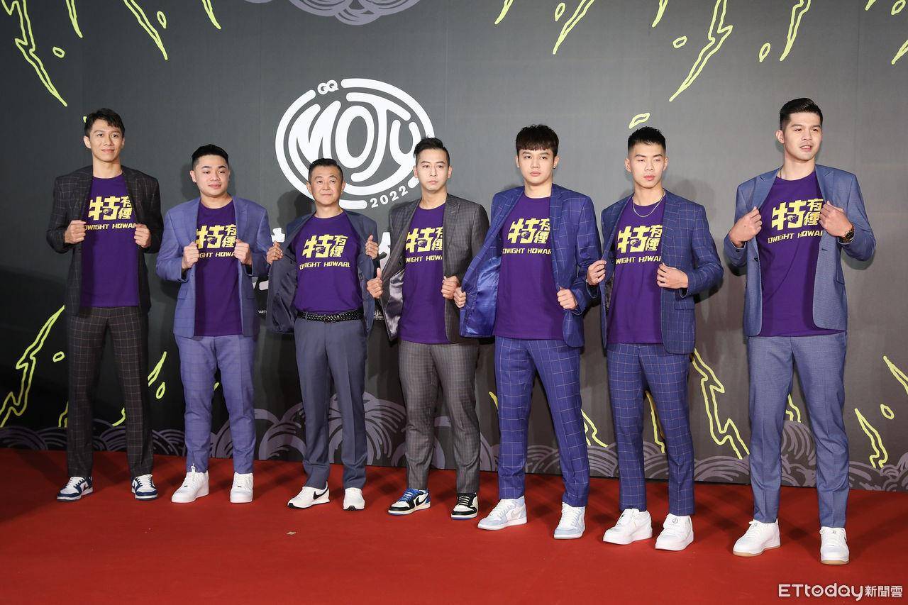 魔兽穿超帅深紫色西装踏时尚红毯！曝必备“一私物”让中国台湾更像家 时尚穿搭 图2张