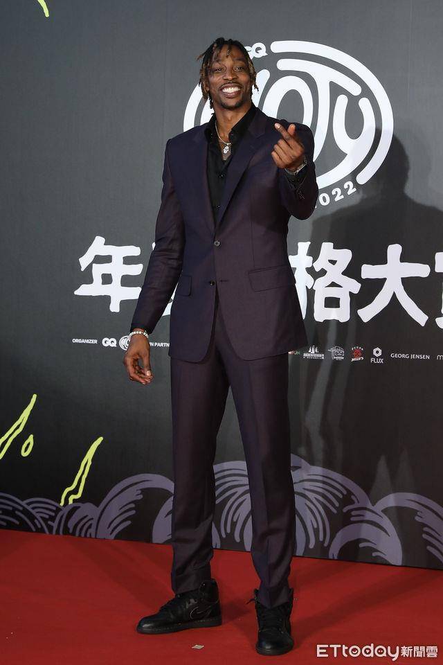魔兽穿超帅深紫色西装踏时尚红毯！曝必备“一私物”让中国台湾更像家 时尚穿搭 图3张
