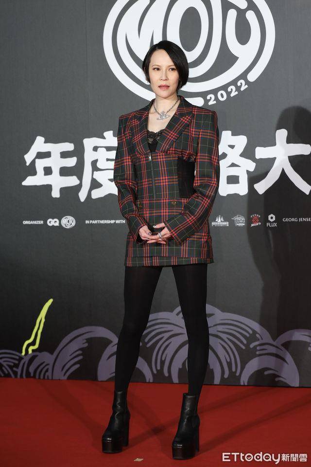 陈亚兰印花礼服“帅又美”摘年度风格人物　杨乃文走红毯饿到想吃炸鸡块 名人名流 图1张