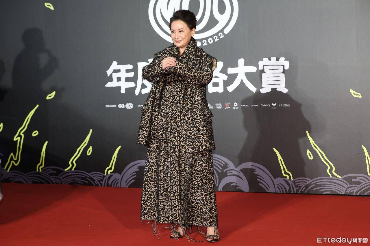 陈亚兰印花礼服“帅又美”摘年度风格人物　杨乃文走红毯饿到想吃炸鸡块 名人名流 图2张
