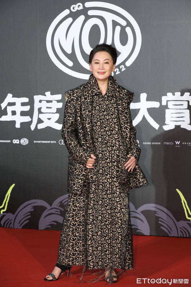 陈亚兰印花礼服“帅又美”摘年度风格人物　杨乃文走红毯饿到想吃炸鸡块 名人名流 图3张