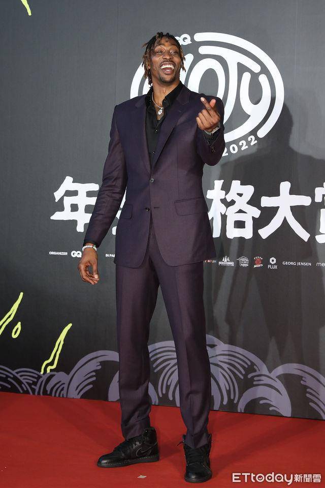 陈亚兰印花礼服“帅又美”摘年度风格人物　杨乃文走红毯饿到想吃炸鸡块 名人名流 图5张