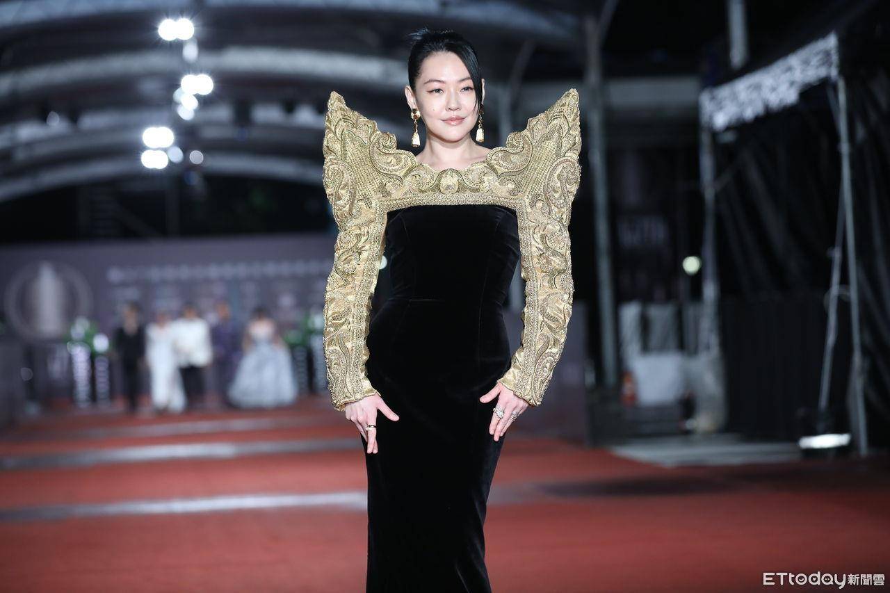 小S撞衫韩“人间芭比”画面曝光！　超浮夸相框礼服精彩比美 名人名流 图1张