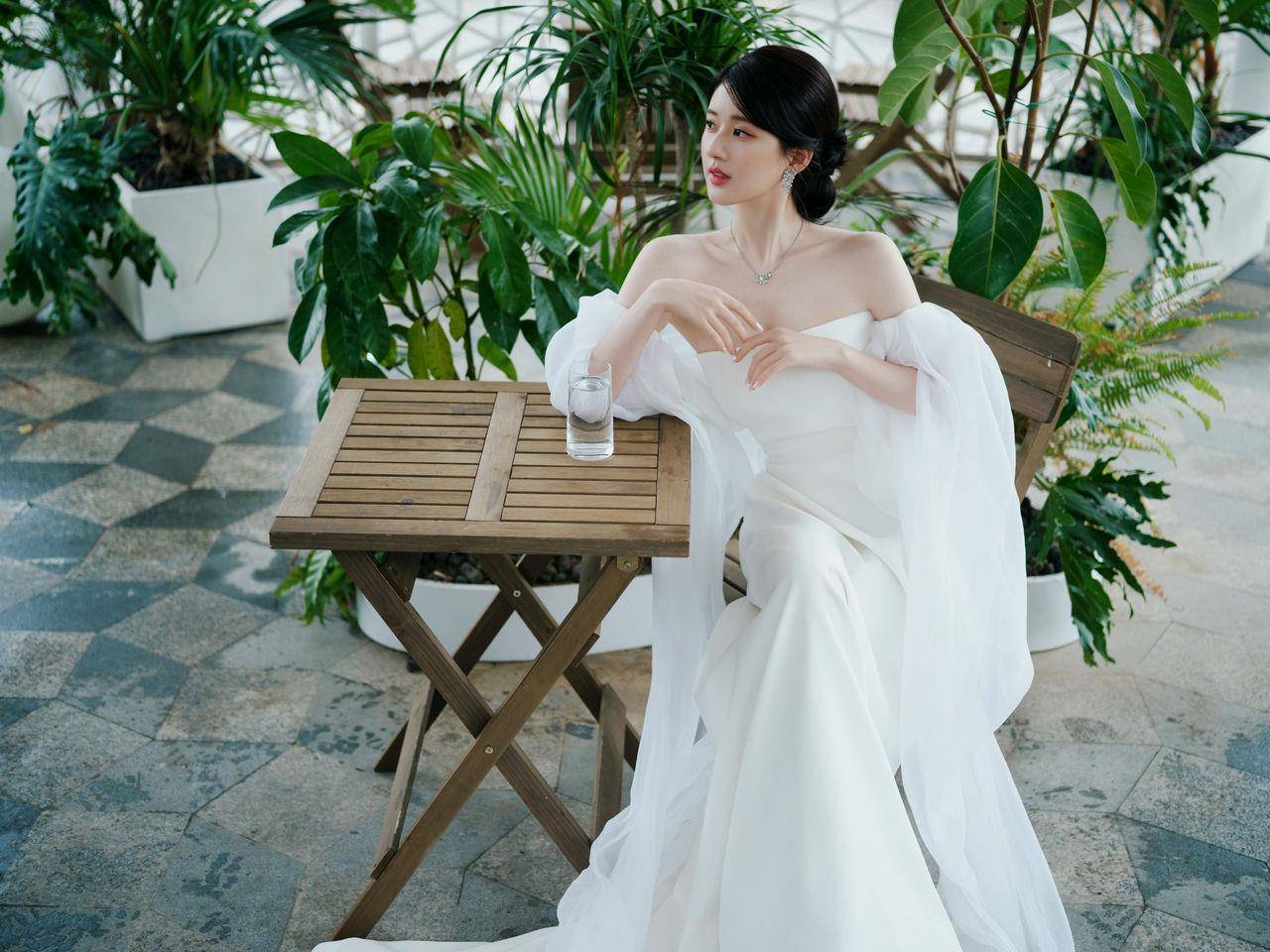 赵露思穿“婚纱女王”仙气满点！性感锁骨、直角肩全放送　粉丝都要美哭 时尚穿搭 图3张