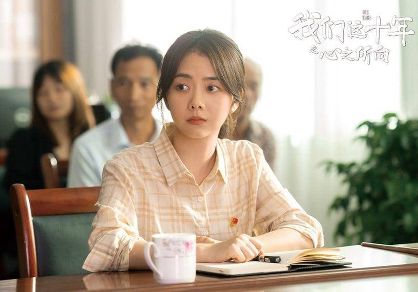 女星马尾范本！赵露思穿上校服毫无违和感、迪丽热巴高马尾超气质 最新资讯 图5张