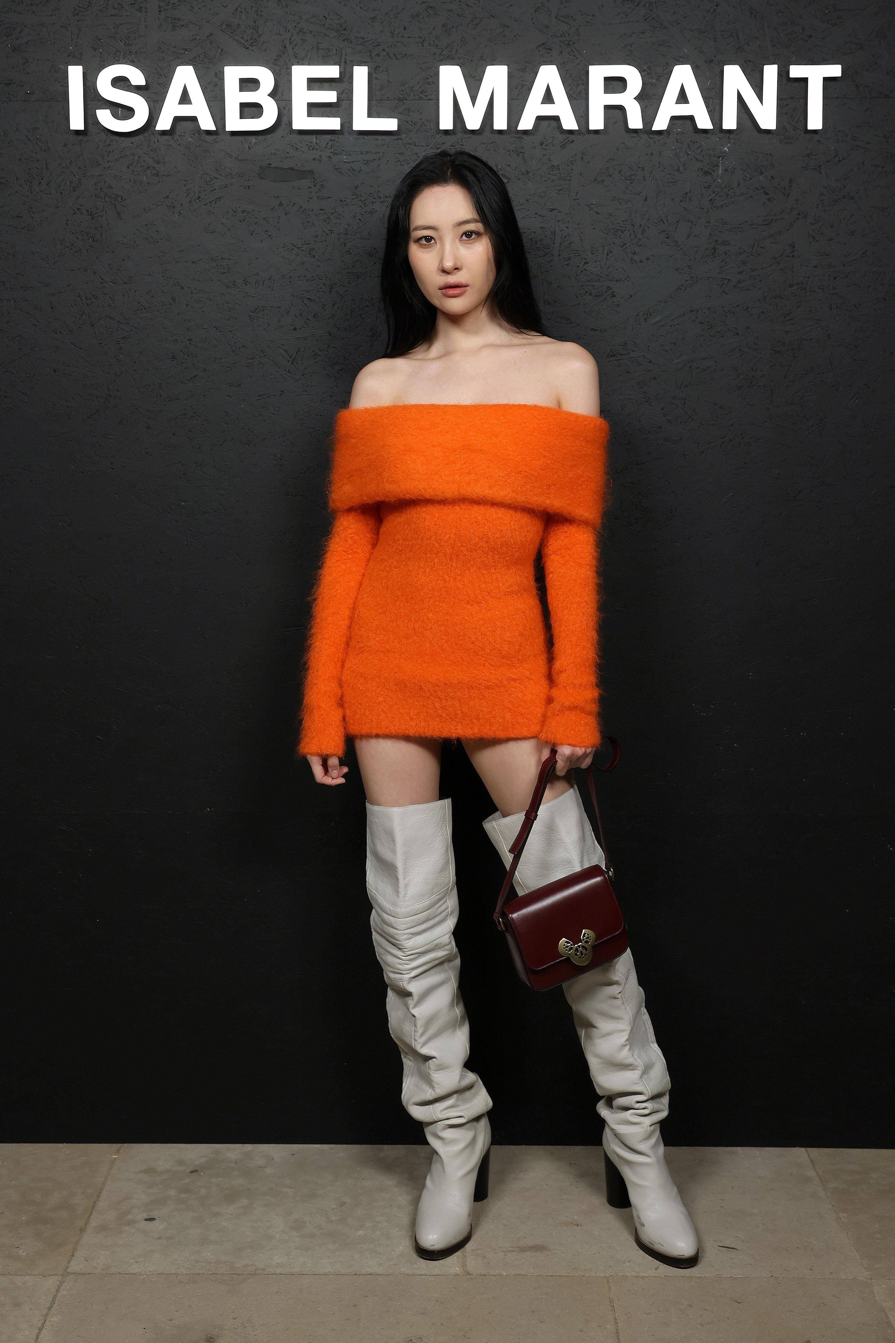 小贾辣妻私服“超短毛衣”撞衫宣美！　露直角肩＋逆天长腿比美 名人名流 图1张