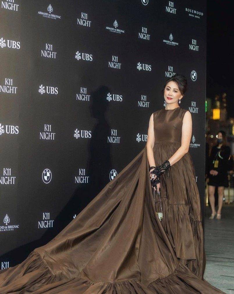 刘嘉玲娃娃装险变孕妇装　靠低胸露腿亮片礼服扳回一城 时尚穿搭 图1张