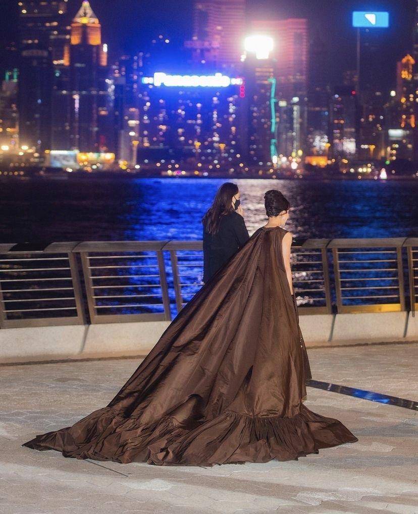 刘嘉玲娃娃装险变孕妇装　靠低胸露腿亮片礼服扳回一城 时尚穿搭 图2张
