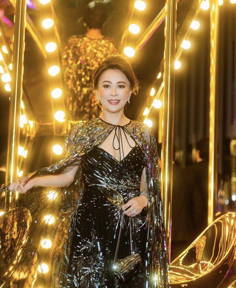 刘嘉玲娃娃装险变孕妇装　靠低胸露腿亮片礼服扳回一城 时尚穿搭 图3张