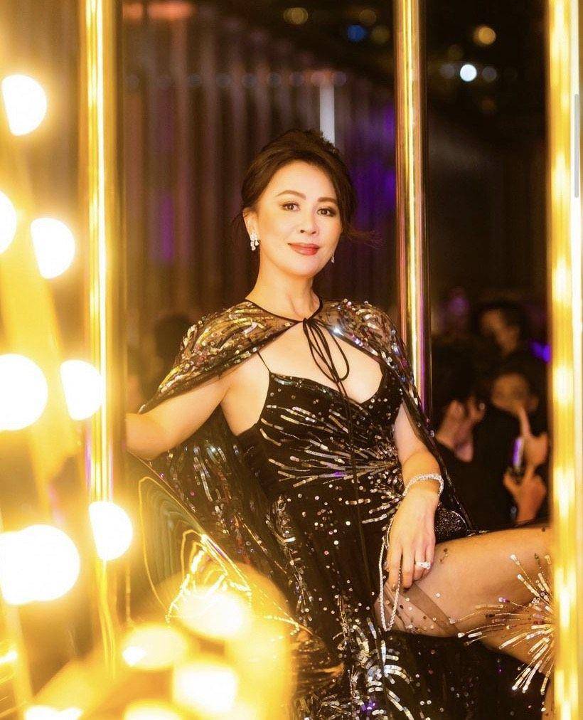 刘嘉玲娃娃装险变孕妇装　靠低胸露腿亮片礼服扳回一城 时尚穿搭 图4张