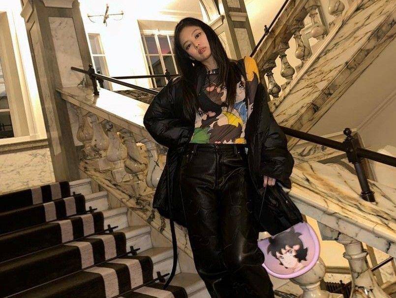 “人间香奈儿”难得没穿香奈儿　Jennie漫画衣上身泄少女心 时尚穿搭 图1张