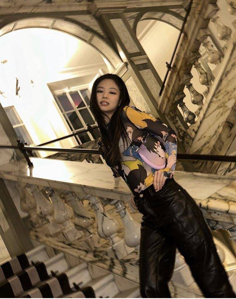 “人间香奈儿”难得没穿香奈儿　Jennie漫画衣上身泄少女心 名人名流 图2张