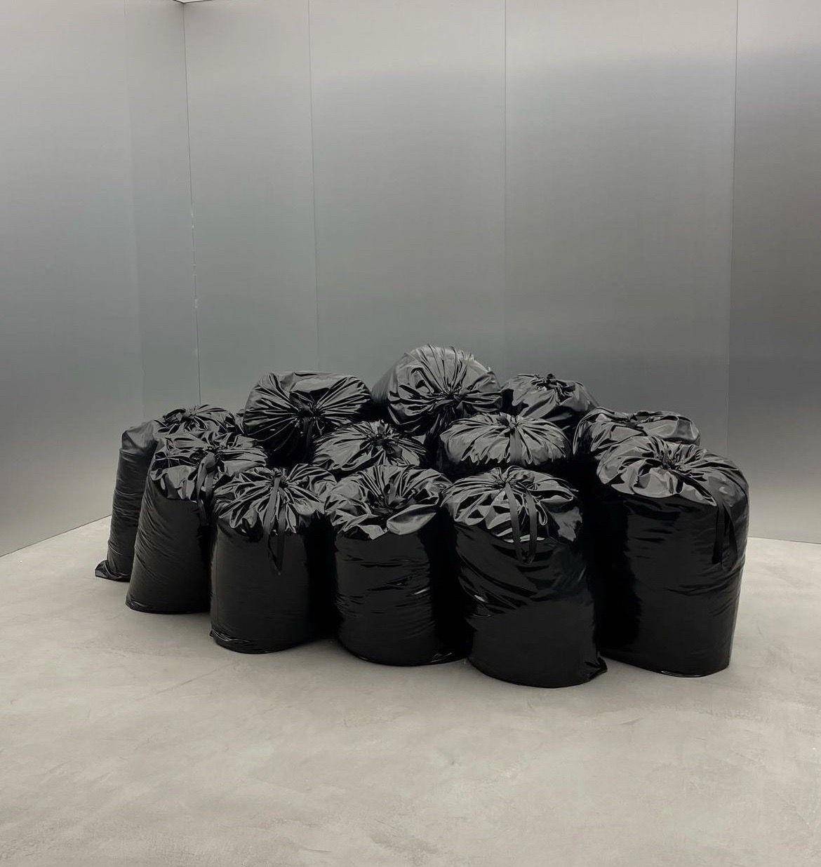原来垃圾袋有这么好躺？　艺术家作品“垃圾袋沙发”展出掀话题 最新资讯 图1张