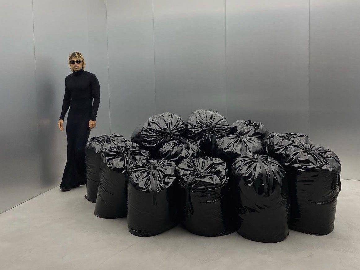 原来垃圾袋有这么好躺？　艺术家作品“垃圾袋沙发”展出掀话题 最新资讯 图3张