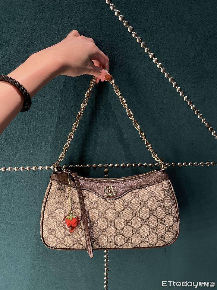 包・开箱／GUCCI“草莓包”IG上红起来！　逼真草莓吊饰可爱爆棚 时尚穿搭 图3张