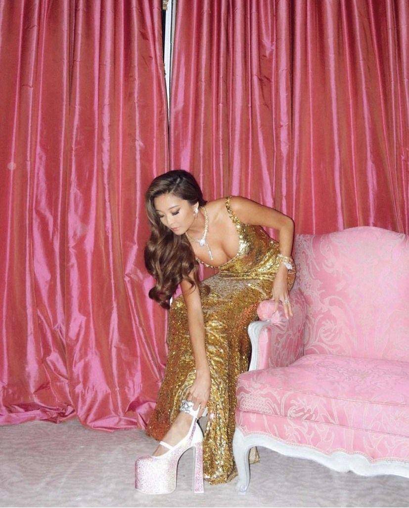 刘嘉玲千万蛇项炼撞小26岁女星　零赘肉美魔女气场强大没输 时尚穿搭 图2张