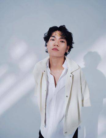《初恋》佐藤健“旋纹烫”正夯！2023发型趋势崇尚自然风 最新资讯 图2张