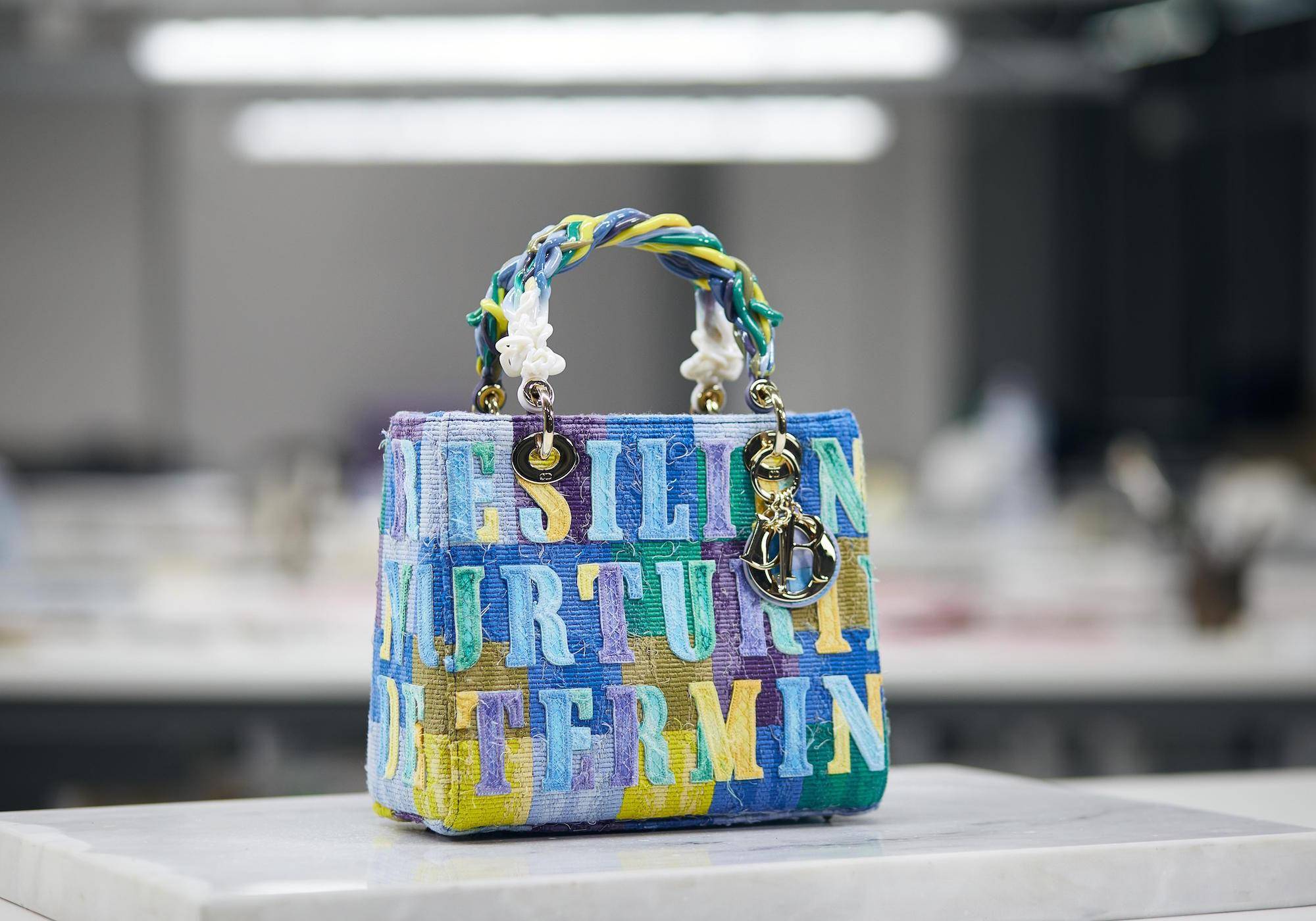 DIOR、LV经典包都变了样！底部长尖刺够气魄　渐层夕阳色美到心坎 时尚穿搭 图2张