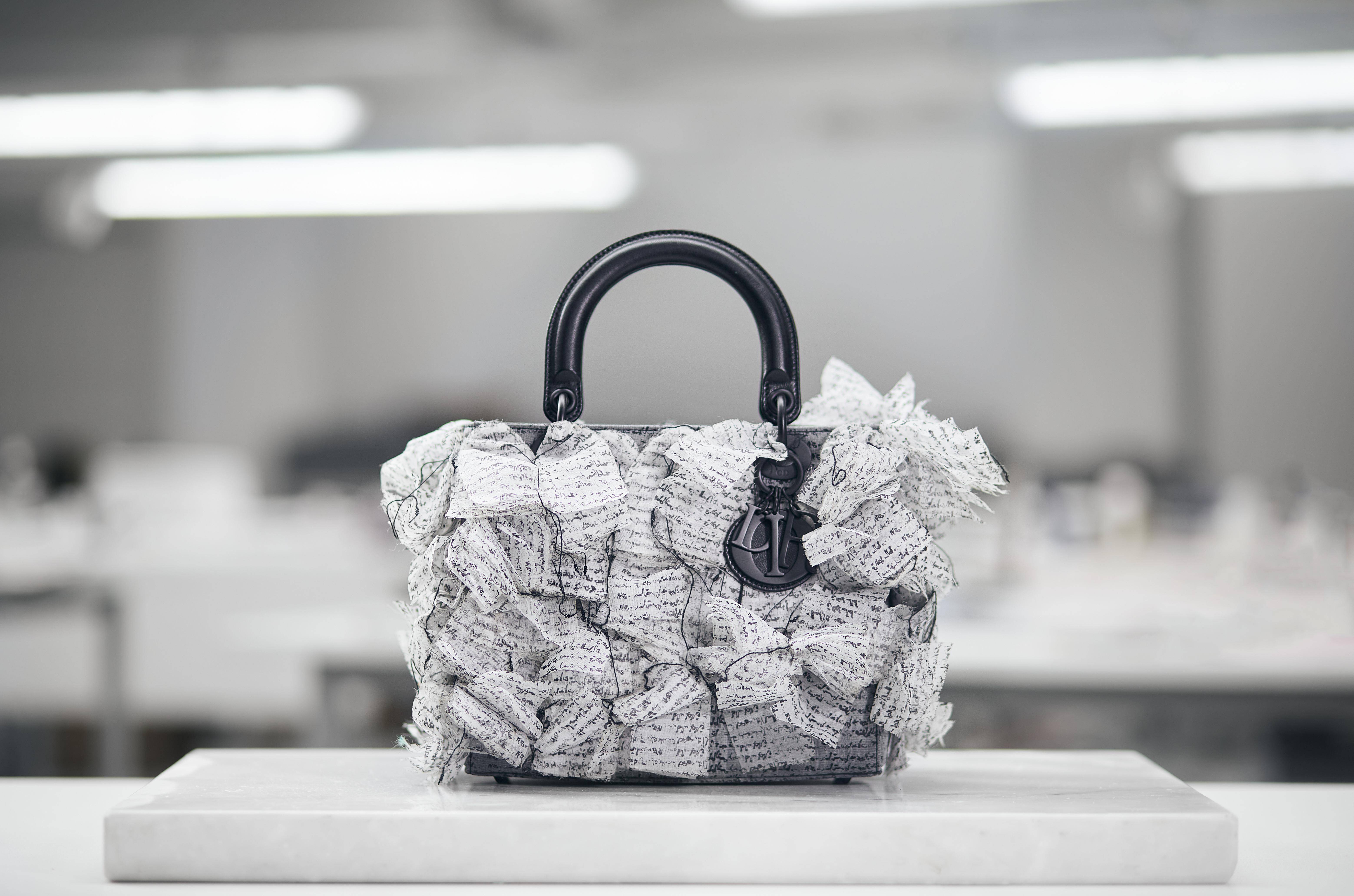 DIOR、LV经典包都变了样！底部长尖刺够气魄　渐层夕阳色美到心坎 时尚穿搭 图6张