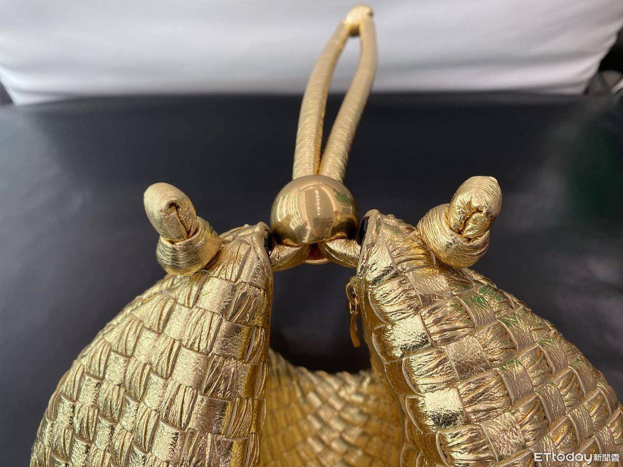 包・开箱／派对季必收Bottega Veneta金银新色编织包！　镜面光泽感超美 时尚穿搭 图7张