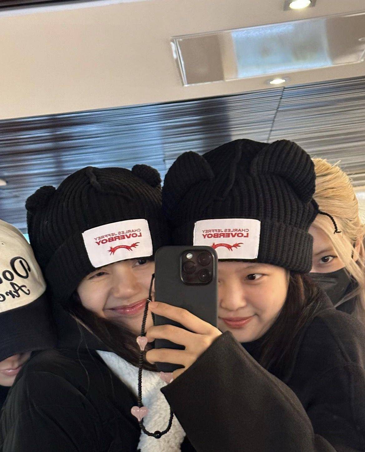 Lisa、Jennie都在戴这顶“猫咪耳朵帽”！　超Ｑ立体耳朵戴上一秒萌翻 最新资讯 图3张
