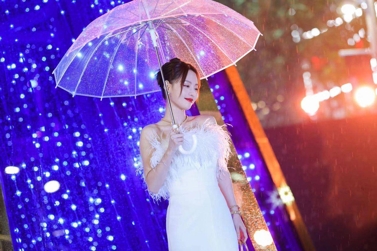 宋慧乔学院裙装藏法国皇家珠宝、“最美妃子”张嘉倪灵蛇上身更华贵 奢侈品牌 图3张
