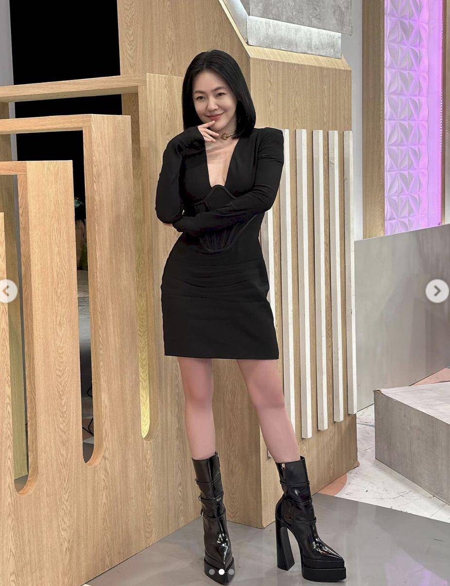 小S撞衫“韩第一腿精”李多熙没在怕！穿上Versace马甲裙惹火曲线全露 名人名流 图1张