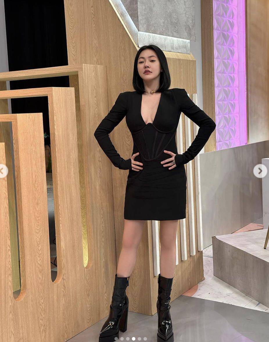 小S撞衫“韩第一腿精”李多熙没在怕！穿上Versace马甲裙惹火曲线全露 名人名流 图2张