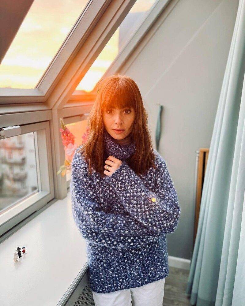 莉莉柯林斯少女感冬天穿搭　毛衣自带可爱滤镜、小白鞋整年都好搭 最新资讯 图1张
