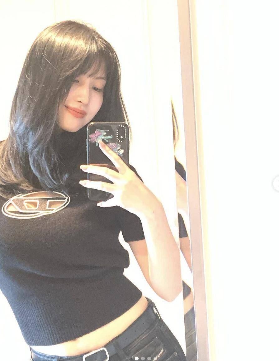 根本韩星制服！Joy、Karina撞衫爆款“D字镂空上衣”挑战性感极限 名人名流 图2张