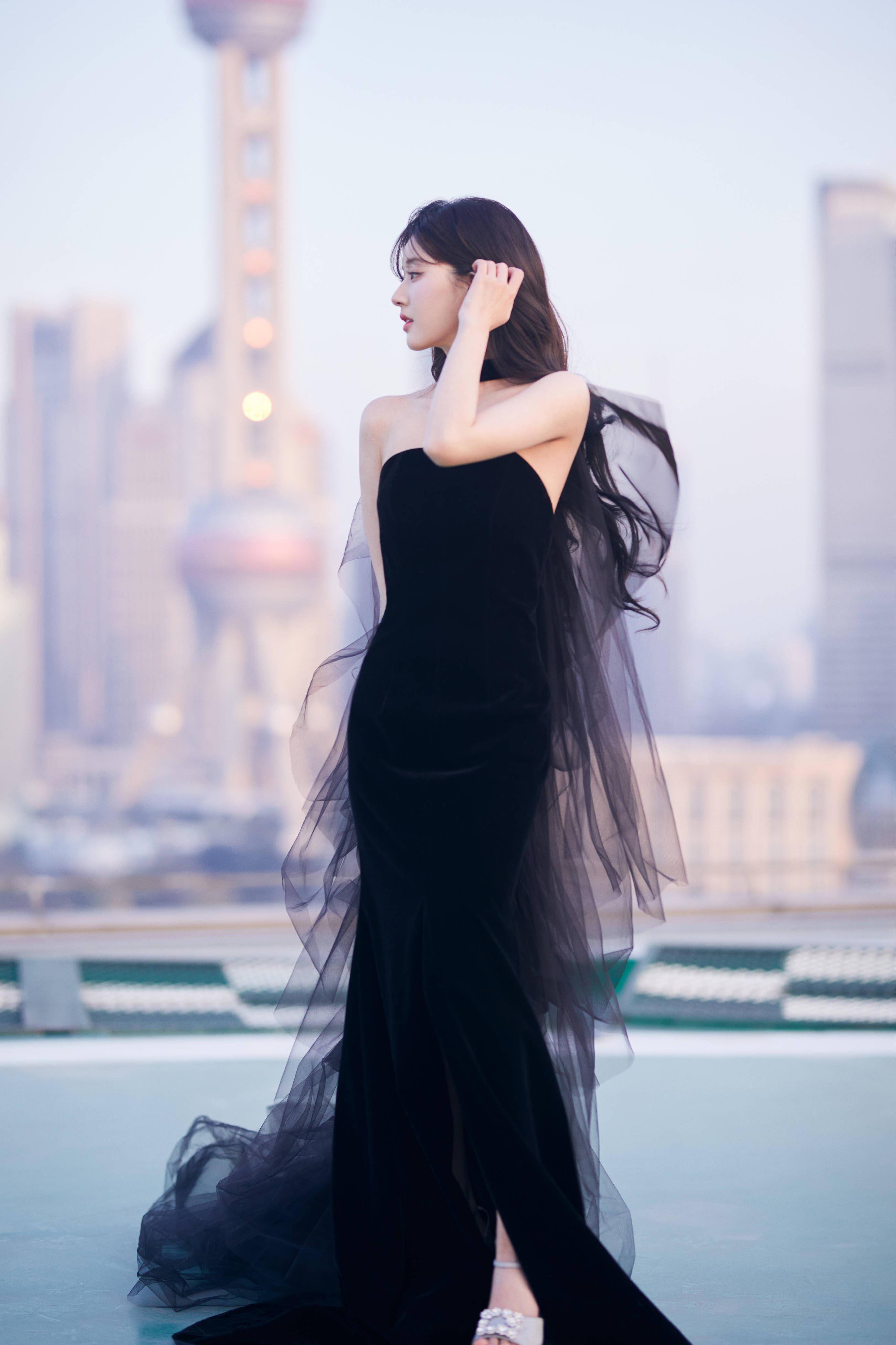 赵露思跨年“2套黑色礼服”美成天仙！　放送笔直长腿唱跳电晕 名人名流 图3张