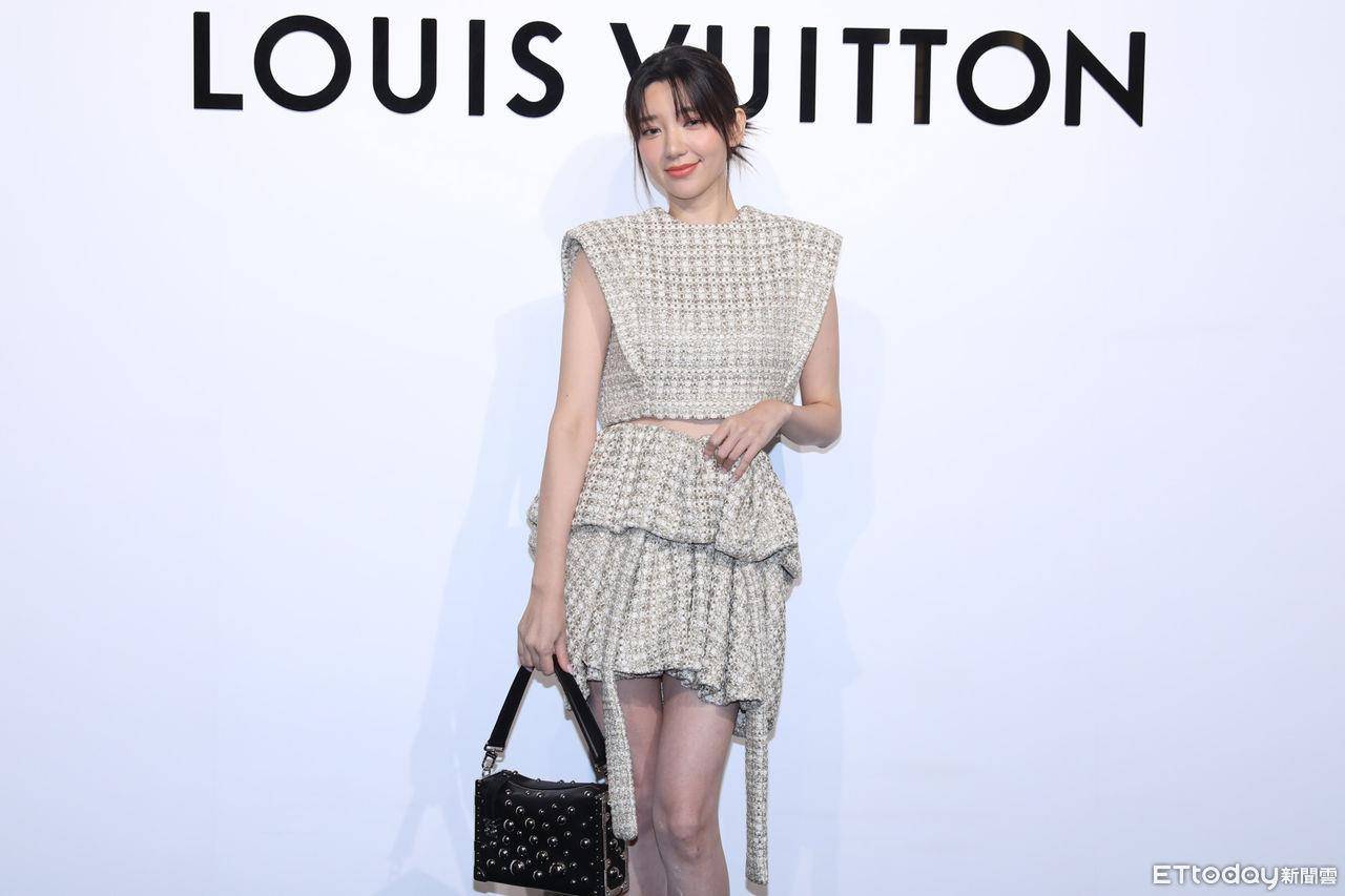 Ella哥德风造型扮“星期三”　贾静雯用女儿们当买包新理由 时尚穿搭 图3张
