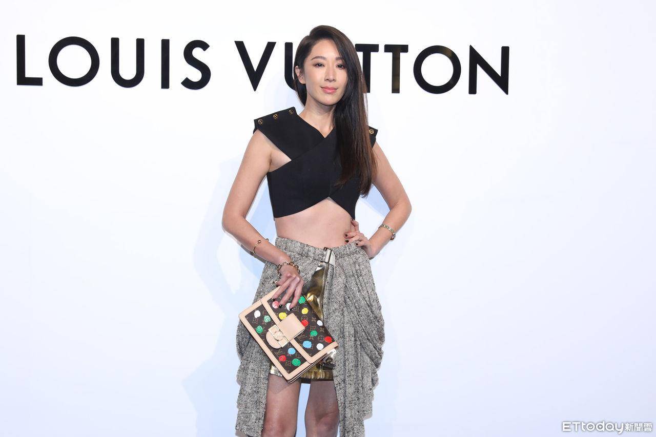 Ella哥德风造型扮“星期三”　贾静雯用女儿们当买包新理由 时尚穿搭 图4张