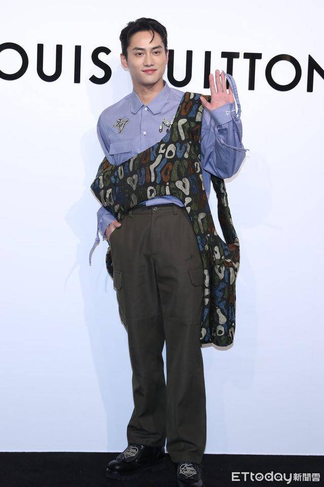 Ella哥德风造型扮“星期三”　贾静雯用女儿们当买包新理由 时尚穿搭 图7张