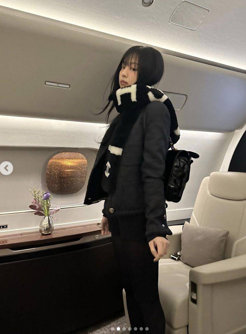 Jennie化身“暗黑人间香奈儿”搭机！　丝袜下长腿全露比例逆天 名人名流 图1张