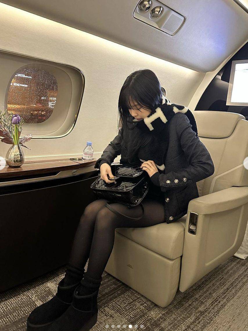 Jennie化身“暗黑人间香奈儿”搭机！　丝袜下长腿全露比例逆天 名人名流 图2张