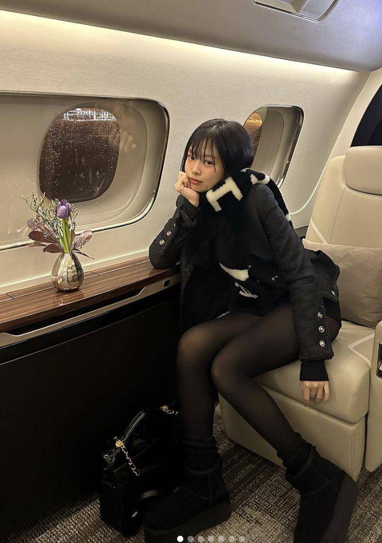 Jennie化身“暗黑人间香奈儿”搭机！　丝袜下长腿全露比例逆天 名人名流 图4张