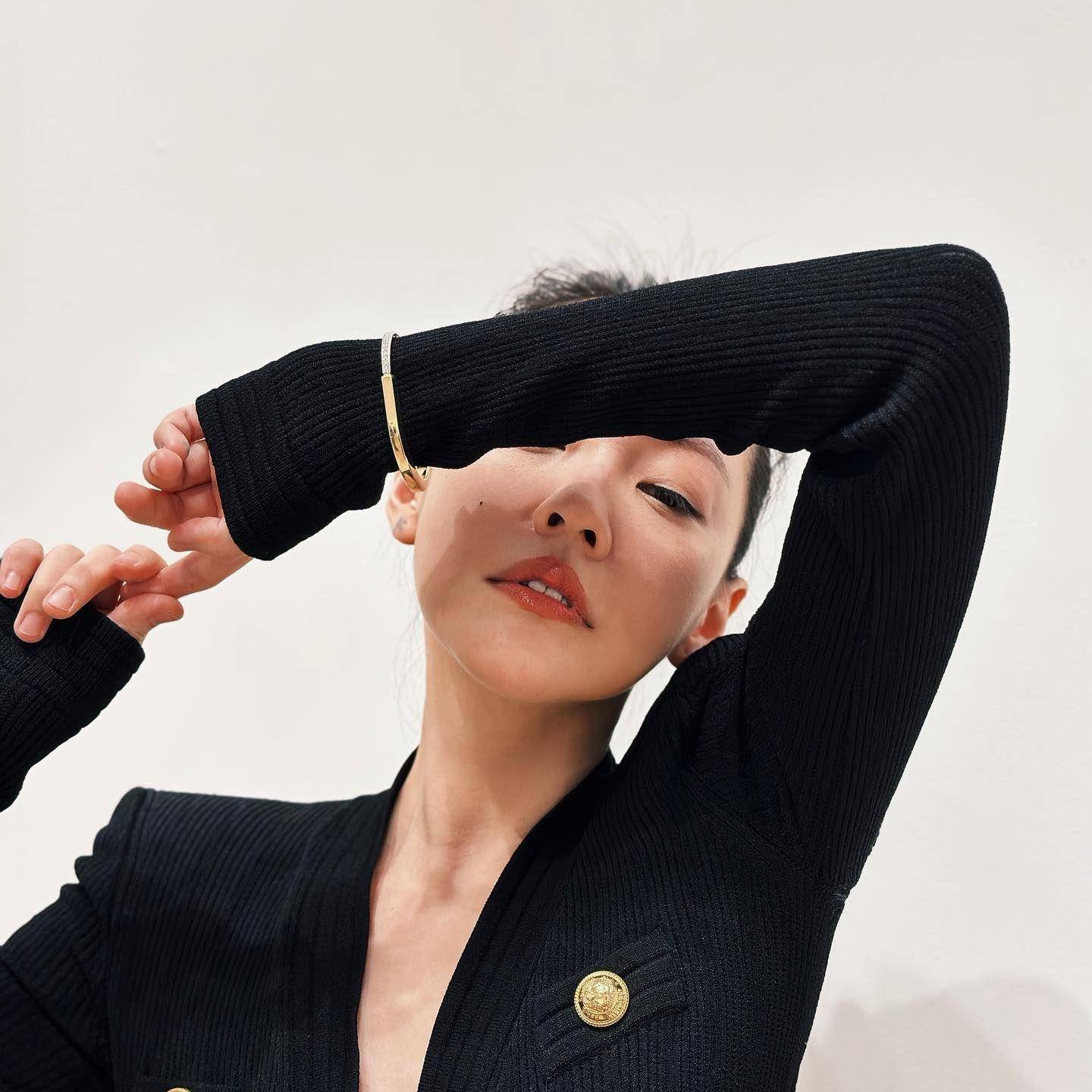 小S扭水蛇腰秀41万手环　懒理网酸“女儿说中文还是英文的爱你” 名人名流 图2张