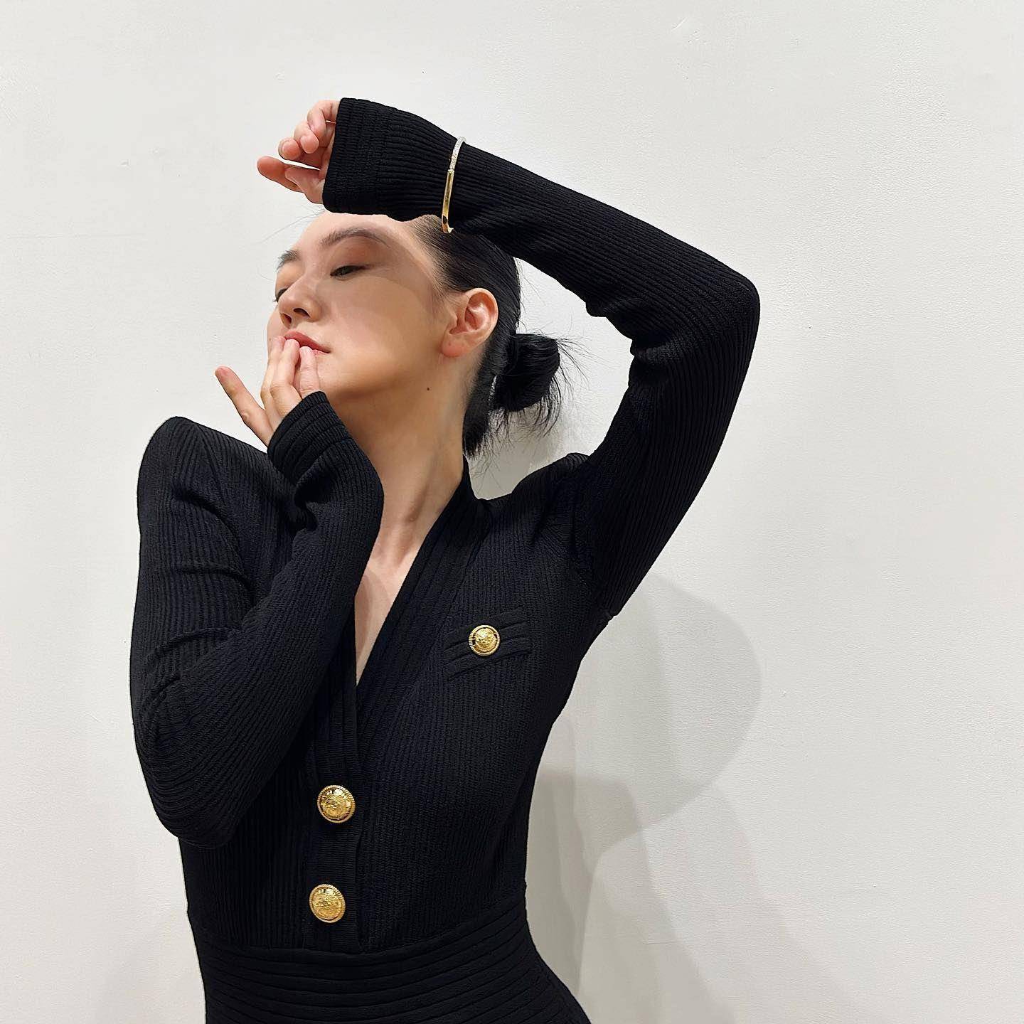 小S扭水蛇腰秀41万手环　懒理网酸“女儿说中文还是英文的爱你” 时尚穿搭 图1张